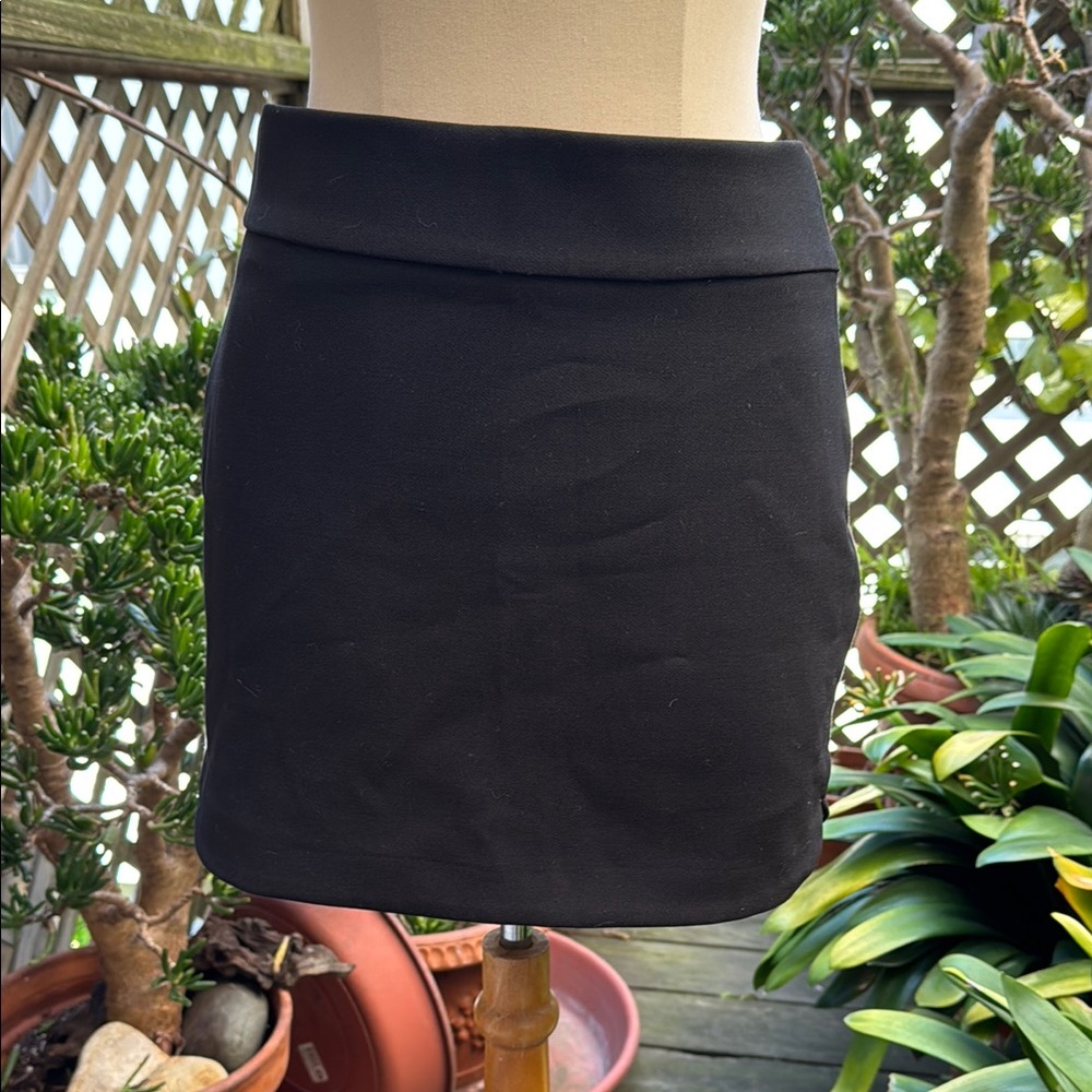ZARA  MINI SKIRT. Black.  Size Small.  EUC